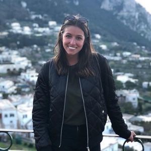 Meet your Posher, Larissa